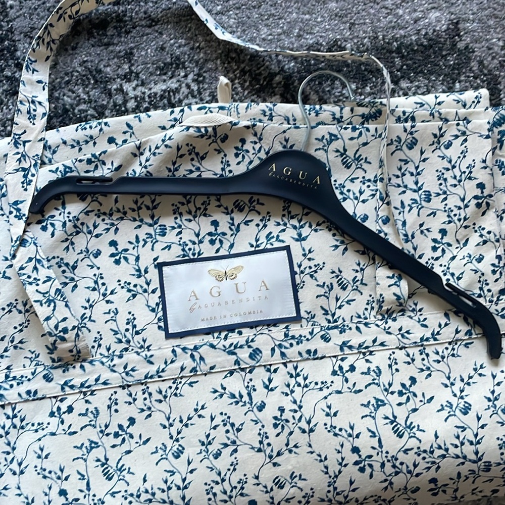 NWOT Agua Bendita long Clothing/Garment Bag (55 1/2 x 17) and matching hanger